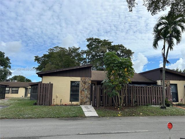 534 Briarwood Cir 1-48, Hollywood, FL 33024