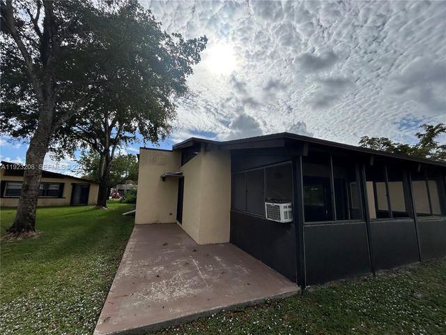 534 Briarwood Cir 1-48, Hollywood, FL 33024