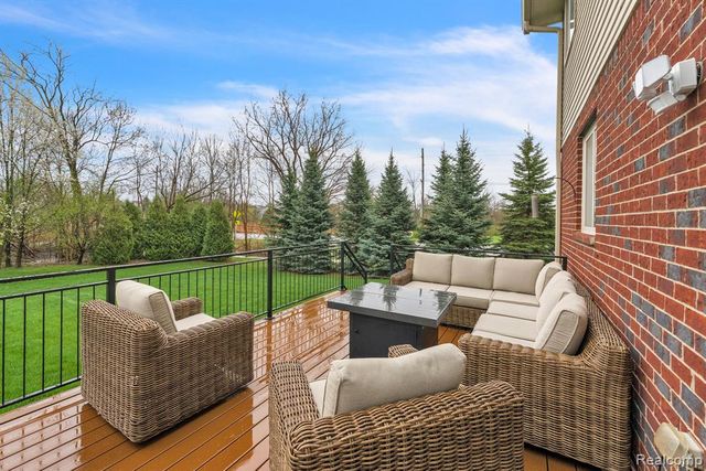 1002 Carriage Trace Boulevard, South Lyon, MI 48178