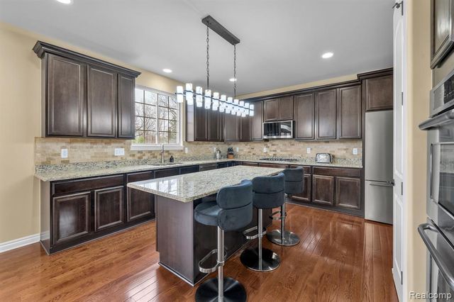 1002 Carriage Trace Boulevard, South Lyon, MI 48178