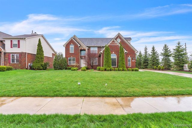 1002 Carriage Trace Boulevard, South Lyon, MI 48178