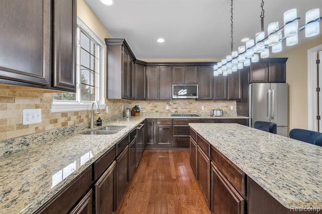 1002 Carriage Trace Boulevard, South Lyon, MI 48178