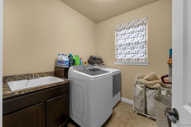 1002 Carriage Trace Boulevard, South Lyon, MI 48178