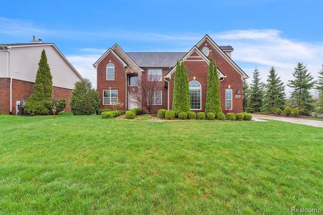 1002 Carriage Trace Boulevard, South Lyon, MI 48178
