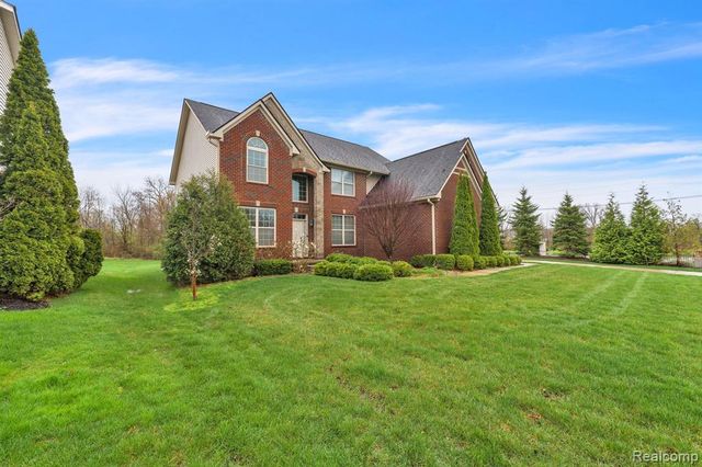 1002 Carriage Trace Boulevard, South Lyon, MI 48178