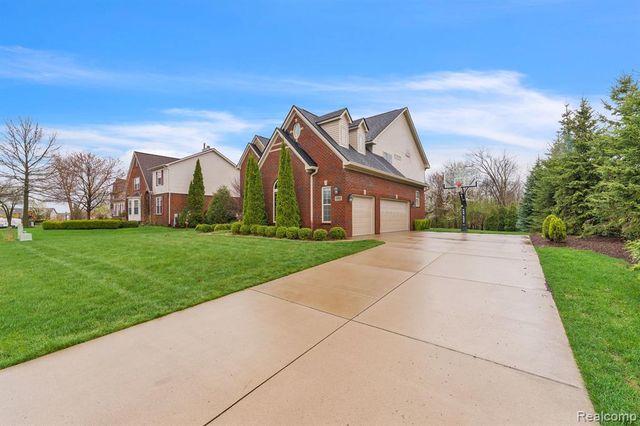 1002 Carriage Trace Boulevard, South Lyon, MI 48178