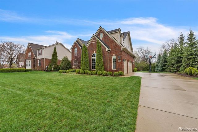 1002 Carriage Trace Boulevard, South Lyon, MI 48178