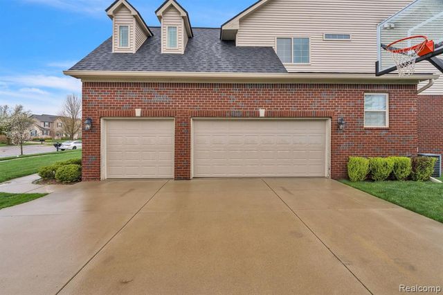 1002 Carriage Trace Boulevard, South Lyon, MI 48178