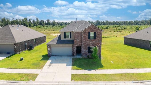 870 Gold Finch Way, Moss Bluff, LA 70611