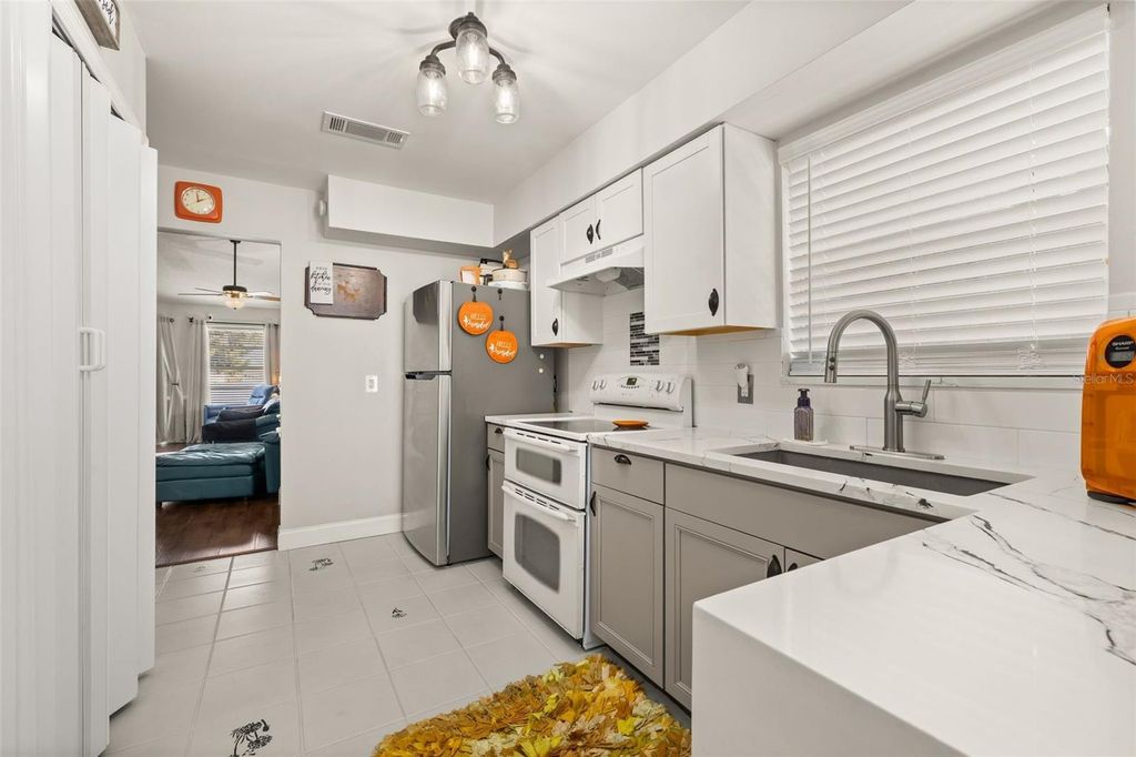 Image 11 of property listing at 210 ALSTON DRIVE, Orlando, FL 32835