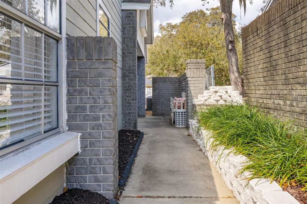 Image 3 of property listing at 210 ALSTON DRIVE, Orlando, FL 32835