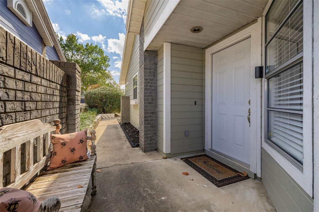 Image 4 of property listing at 210 ALSTON DRIVE, Orlando, FL 32835