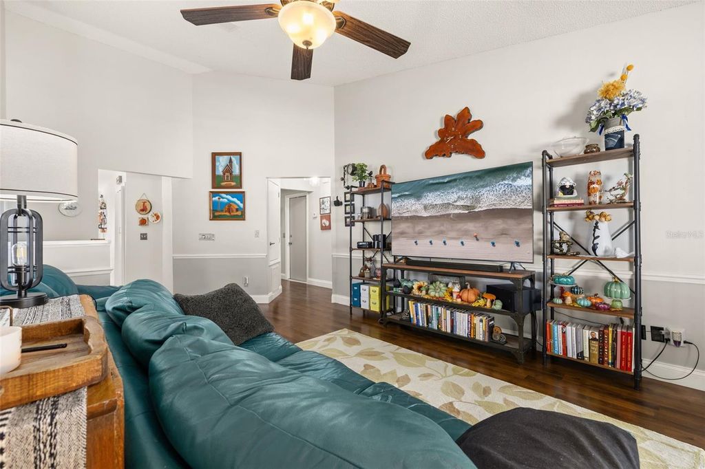 Image 7 of property listing at 210 ALSTON DRIVE, Orlando, FL 32835