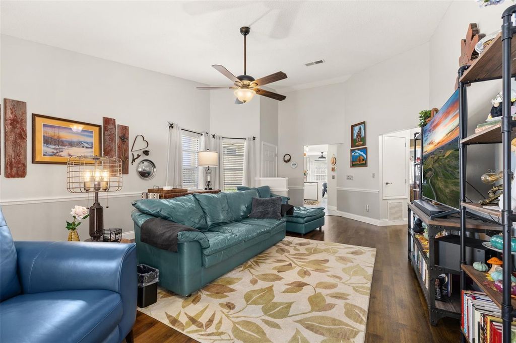 Image 8 of property listing at 210 ALSTON DRIVE, Orlando, FL 32835