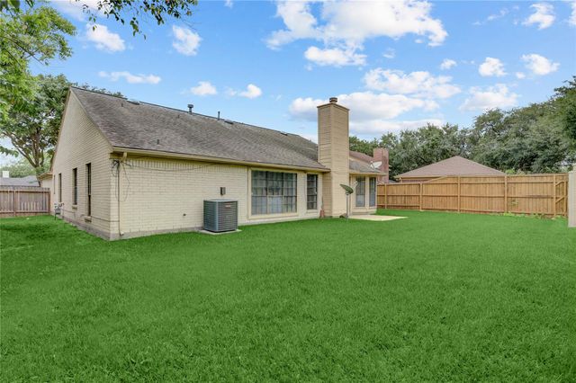 307 E Sutton Square, Stafford, TX 77477