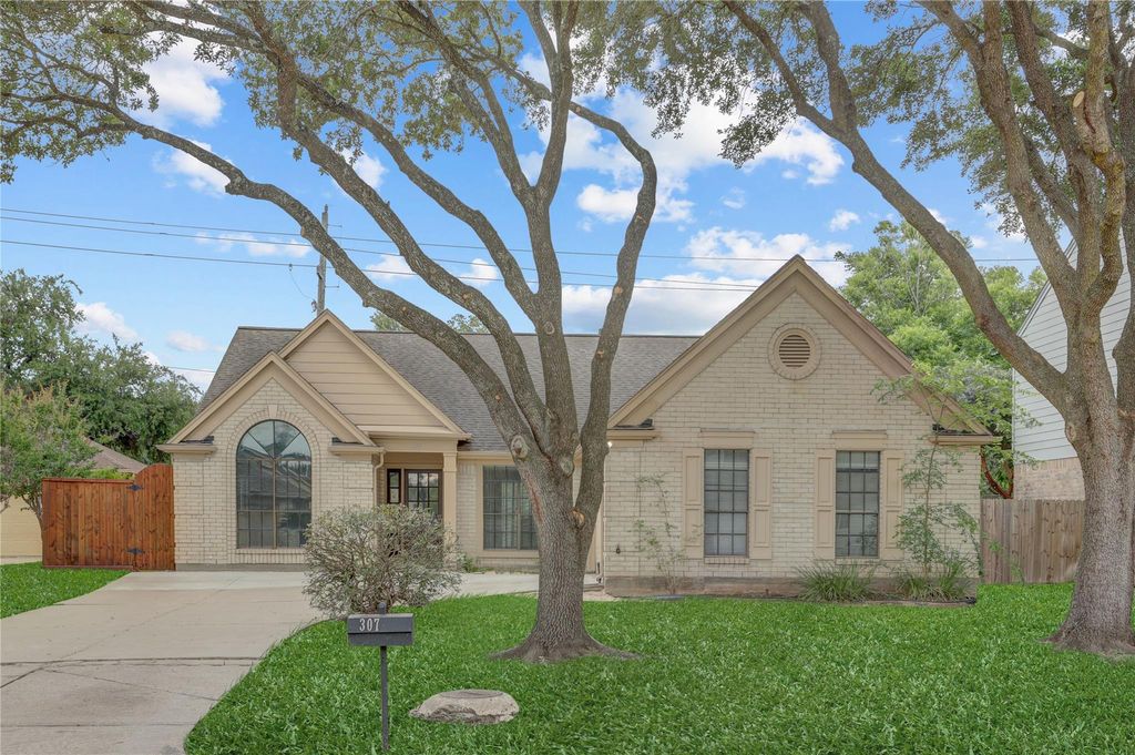 307 E Sutton Square, Stafford, TX 77477