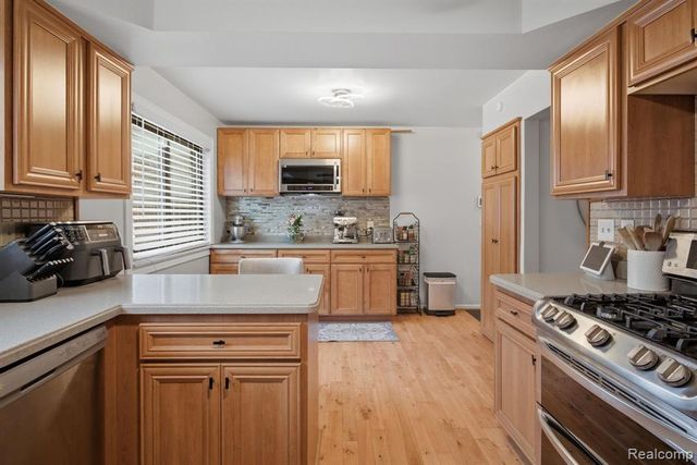 13853 Deepwood Court, Sterling Heights, MI 48312