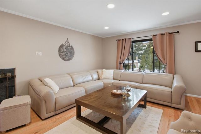 13853 Deepwood Court, Sterling Heights, MI 48312