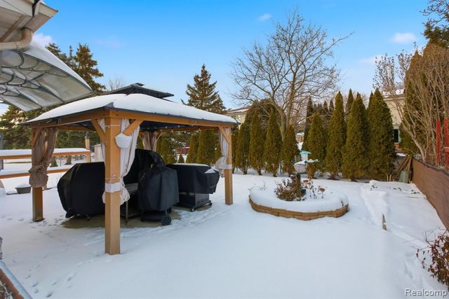 13853 Deepwood Court, Sterling Heights, MI 48312