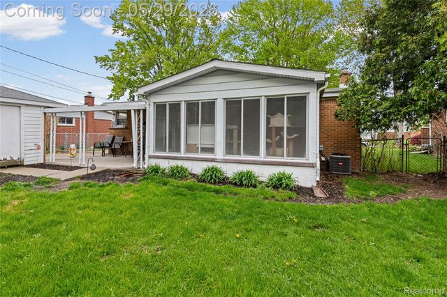 32601 Holden Drive, Warren, MI 48092