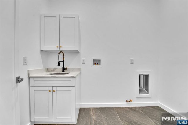 8 Fordham Road, Livingston, NJ 07039