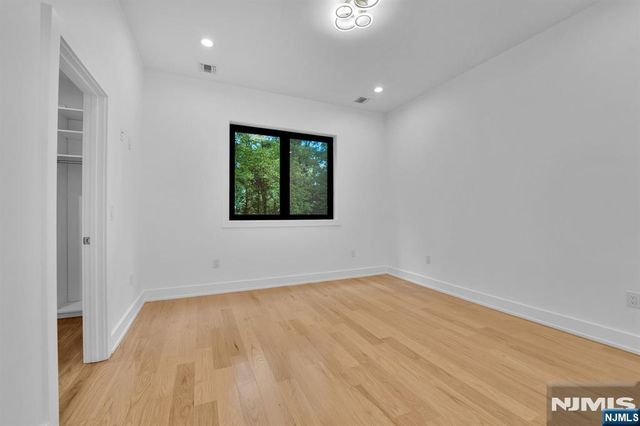 8 Fordham Road, Livingston, NJ 07039