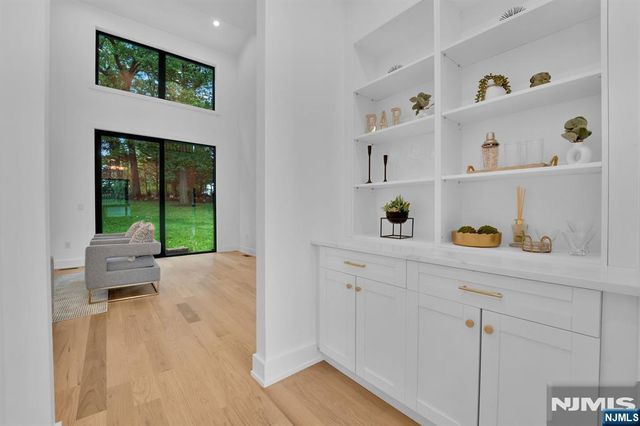 8 Fordham Road, Livingston, NJ 07039
