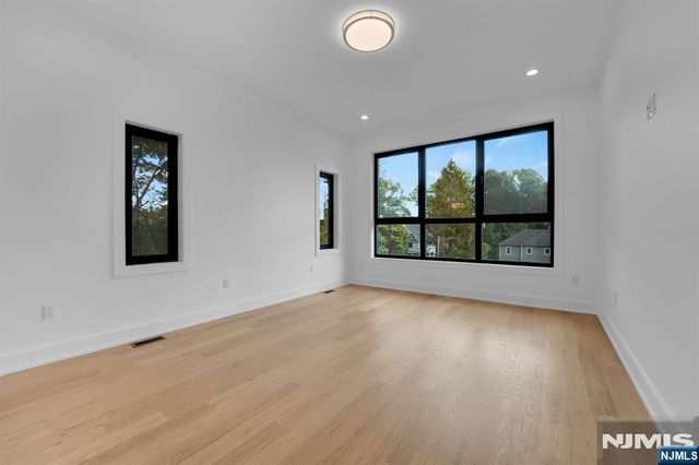 8 Fordham Road, Livingston, NJ 07039