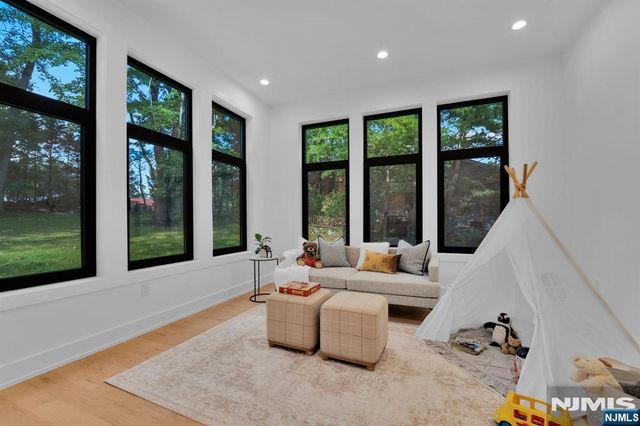 8 Fordham Road, Livingston, NJ 07039