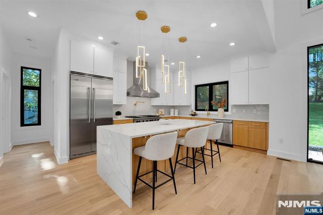 8 Fordham Road, Livingston, NJ 07039