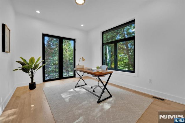 8 Fordham Road, Livingston, NJ 07039