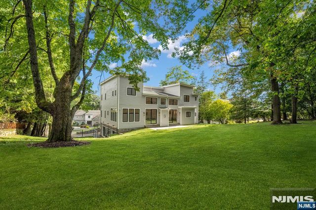8 Fordham Road, Livingston, NJ 07039