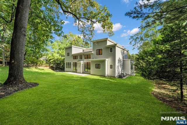 8 Fordham Road, Livingston, NJ 07039