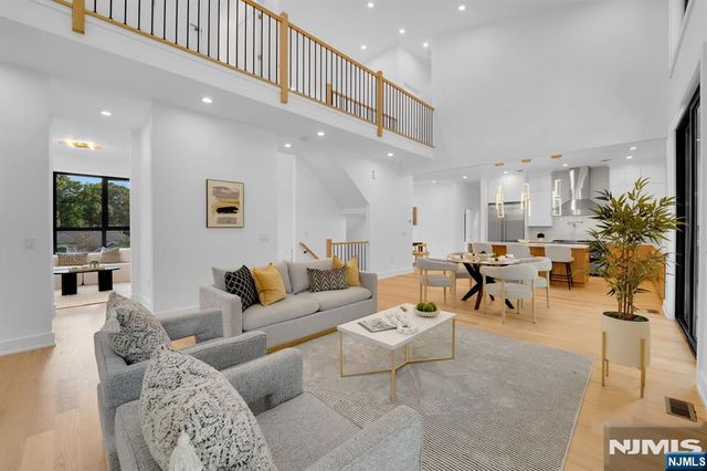 8 Fordham Road, Livingston, NJ 07039