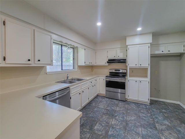 214 Williamsburg Avenue, Victoria, TX 77904