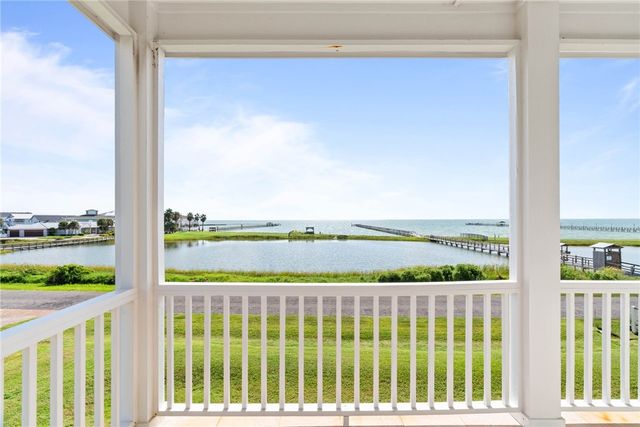 502 Sailhouse Way, Rockport, TX 78382