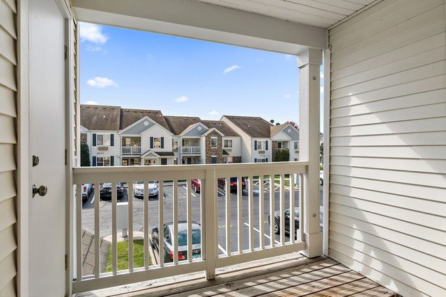 219 SILVERSTONE Drive 219, Carpentersville, IL 60110