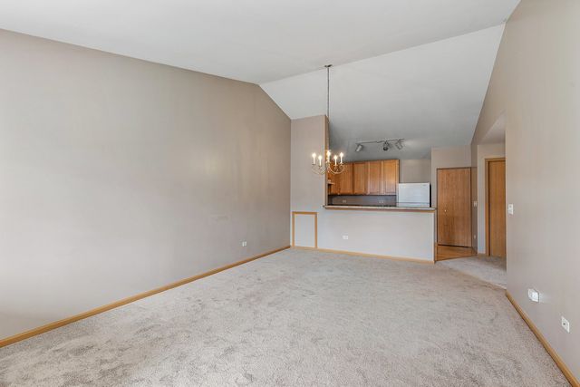 219 SILVERSTONE Drive 219, Carpentersville, IL 60110