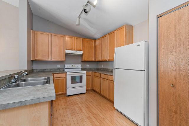 219 SILVERSTONE Drive 219, Carpentersville, IL 60110