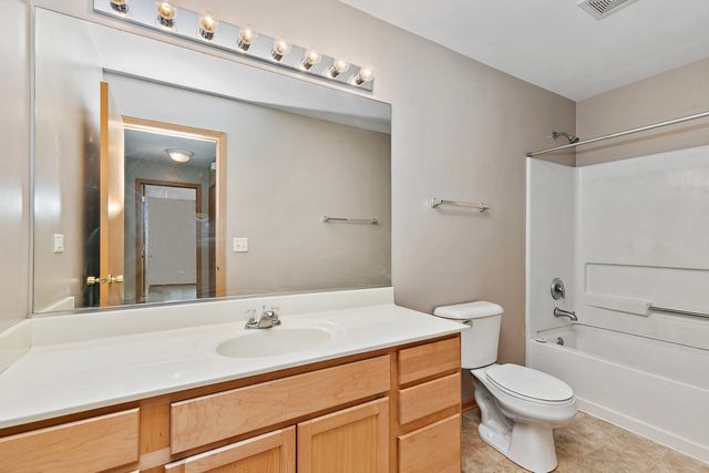 219 SILVERSTONE Drive 219, Carpentersville, IL 60110