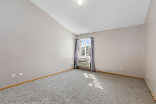 219 SILVERSTONE Drive 219, Carpentersville, IL 60110