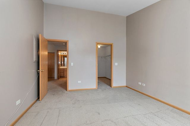 219 SILVERSTONE Drive 219, Carpentersville, IL 60110