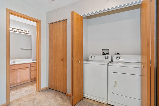 219 SILVERSTONE Drive 219, Carpentersville, IL 60110