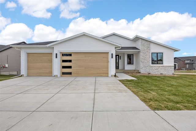 717 Pointer Circle, Center Point, IA 52213