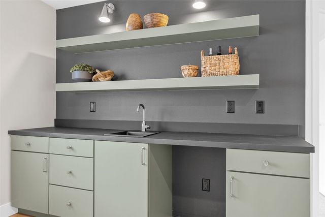 717 Pointer Circle, Center Point, IA 52213