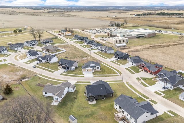 717 Pointer Circle, Center Point, IA 52213