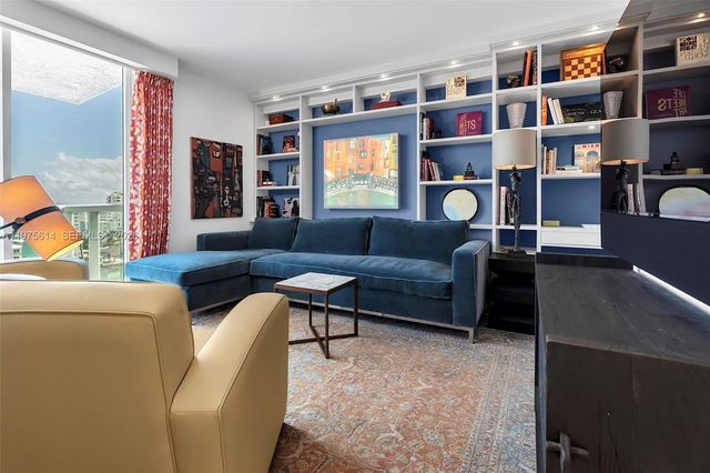 10 Venetian Way 904, Miami Beach, FL 33139