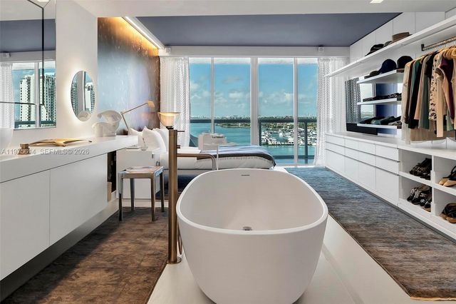 10 Venetian Way 904, Miami Beach, FL 33139