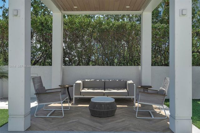 10 Venetian Way 904, Miami Beach, FL 33139