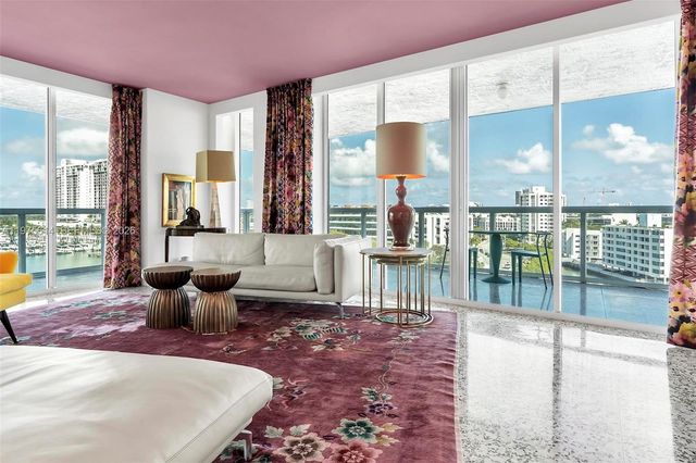 10 Venetian Way 904, Miami Beach, FL 33139